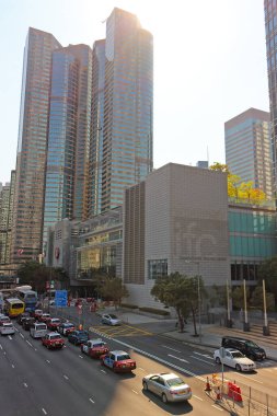Hong Kong, Çin - 6 Ekim 2018: Merkezi Hong Kong 'da modern ofis binaları ve şehir caddesi