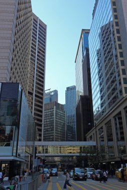 Hong Kong, Çin - 6 Ekim 2018: sayısız beton ve cam gökdelenlerin gölgesinde Hong Kong sokakları