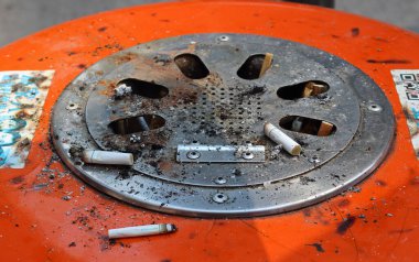 Hong Kong, Çin - 7 Ekim 2018: Hong Kong caddesinde izmaritli kirli kül tablası. Sigara bağımlılığını ve ilgili hastalıkları göstermek için sosyal altyapı.