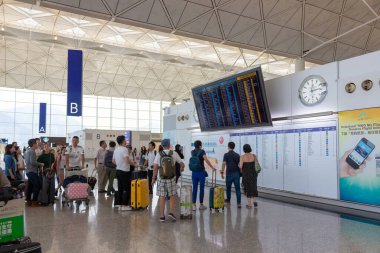 Hong Kong, Çin - 7 Ekim 2018: Havaalanı terminalinden kalkan yolcular. Hong Kong Havaalanı 'nın uçuş çizelgesi. Hong Kong, Çin' de Chek Kap Kok Havaalanı olarak da bilinir.