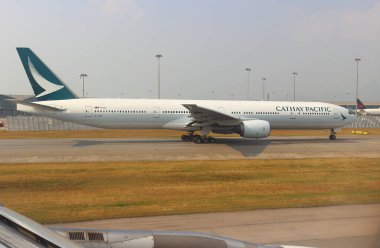 Hong Kong, Çin - 7 Ekim 2018: Hong Kong Uluslararası Havaalanı 'ndaki Cathay Pacific havayolu şirketinin uçak penceresinden görüntüleme