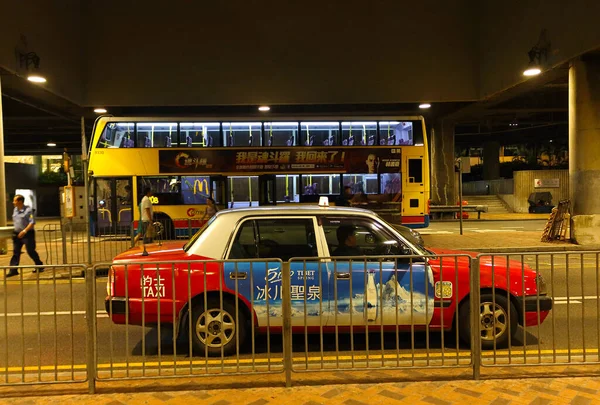 Hong Kong China Octubre 2018 Vista Nocturna Taxi Urbano Rojo — Foto de Stock
