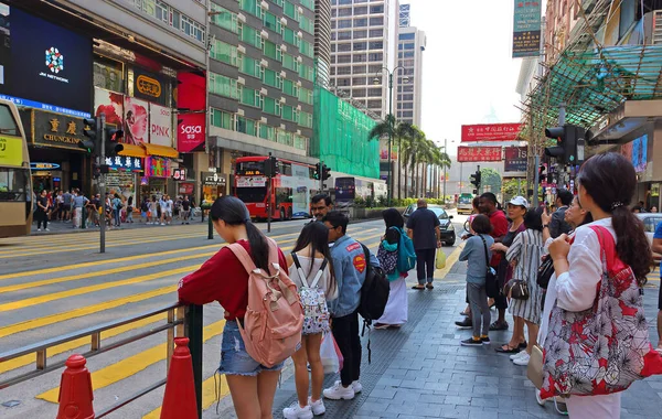 Hong Kong China Octubre 2018 Personas Identificadas Esperan Transporte Parada — Foto de Stock