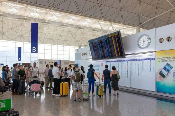 Hong Kong China October 2018 Passengers Looking Departures Board Airport — Stock Photo, Image