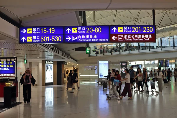 Hong Kong China September 2018 Informatieborden Routebeschrijvingen Luchthaven Hongkong Wazige — Stockfoto