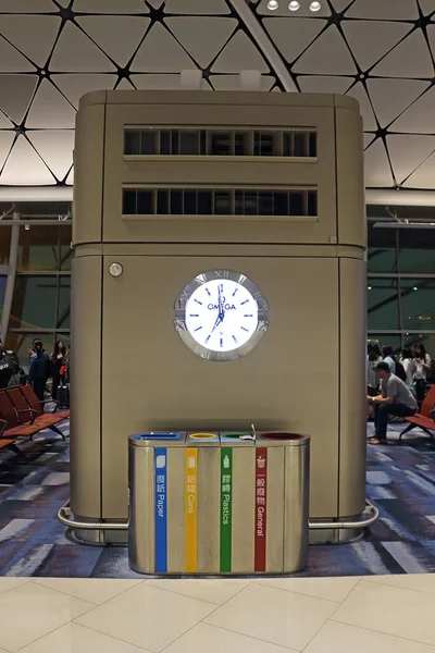 Χονγκ Κονγκ Κίνα Σεπτεμβρίου 2018 Ρολόι Τοίχου Και Κάδοι Απορριμμάτων — Φωτογραφία Αρχείου
