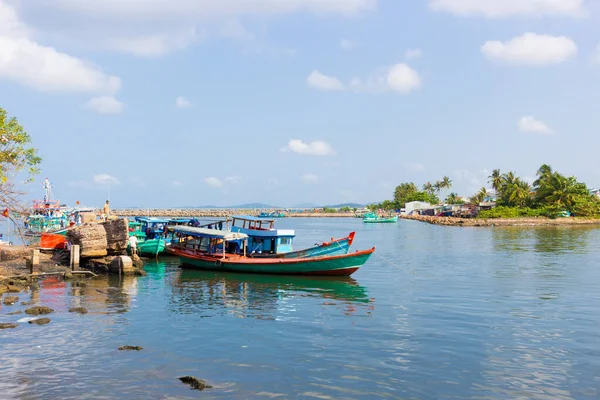 Vietnamesische Schrottfischerboote Auf Dem Fluss Altes Holzboot Ufernähe Festgemacht — Stockfoto