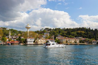 İstanbul, Türkiye - 6 Ekim 2019: İstanbul, Türkiye 'de boğaza giden beyaz yat. Popüler turist deniz yürüyüşü. Güneşli bir günde İstanbul Boğaz manzarası