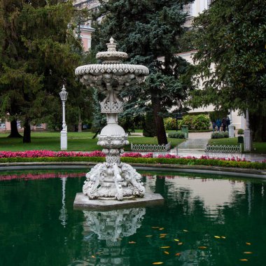 İstanbul, Türkiye - 8 Ekim 2019: İstanbul, Türkiye 'deki Dolmabahçe Sarayı Çeşmesi