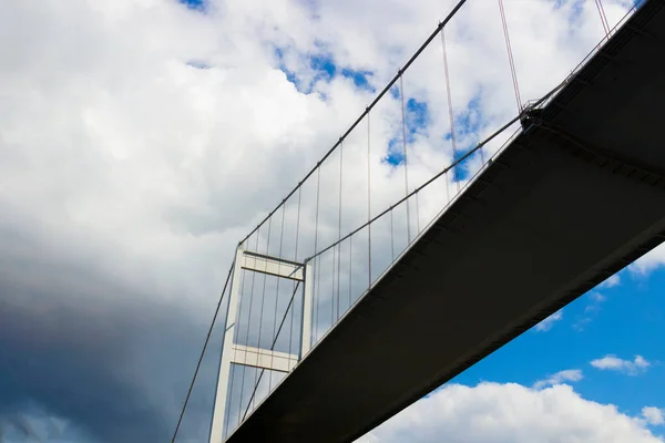 Pylon Hängbro Mot Molnig Himmel — Stockfoto