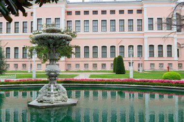 İstanbul, Türkiye - 8 Ekim 2019: İstanbul, Türkiye 'deki Dolmabahçe Sarayı' nda Harem 'e karşı bahçede çeşme