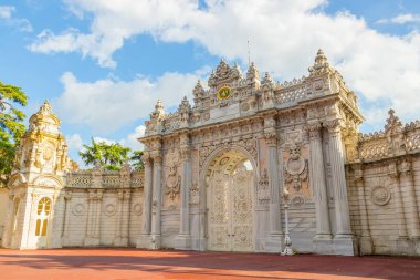 İstanbul, Türkiye - 6 Ekim 2019: Dolmabahce Caddesi 'ndeki Sultan' ın Kapısı dış cephesi. 1856 'da inşa edilmiş.