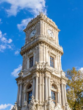 Saat Kulesi mavi gökyüzüne karşı. İstanbul 'daki Dolmabahce Sarayı' nın önünde bulunan saat kulesi. 1895 'te inşa edilmiş.