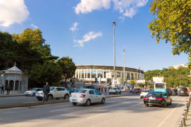 İstanbul, Türkiye - 6 Ekim 2019: Güneşli bir günde Vodafone Parkı yakınlarında trafik yoğun. Beşiktaş futbol stadyumlu şehir manzarası.