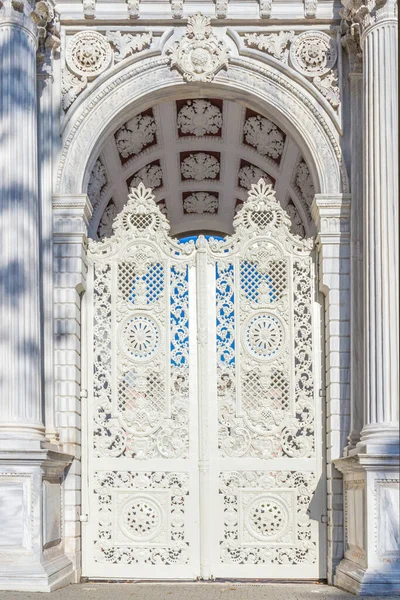 Istanbul Turkey October 2019 Skillful White Carved Gate Treasury Dolmabahce — Stock Photo, Image