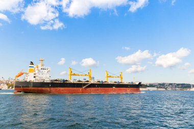 Türkiye 'nin İstanbul kentindeki Boğaz Boğazı' ndan geçen ticari yük gemisi. İthalat, ihracat kargo ve sanayi lojistiği için arka plan.