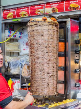 İstanbul, Türkiye - 6 Ekim 2019: İstanbul 'da geleneksel Türk yemekleri yapan kebap