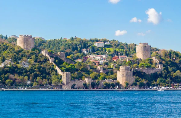 İstanbul, Türkiye 'deki Boğaz' dan Rumeli Şatosu ve Roumeli Hisarı olarak da bilinen Rumelihisari 'ye manzara