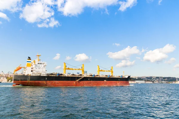 Türkiye 'nin İstanbul kentindeki Boğaz Boğazı' ndan geçen ticari yük gemisi. İthalat, ihracat kargo ve sanayi lojistiği için arka plan.