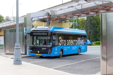 Moskova, Rusya - 19 Ağustos 2020: Moskova caddesindeki şarj istasyonuna şarj olan elektrikli otobüs. Modern çevre dostu şehir taşımacılığı.