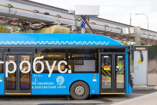 Moskova, Rusya - 19 Ağustos 2020: Moskova caddesinde rahat şehir elektrikli otobüsü. Modern ekolojik şehir taşımacılığı.