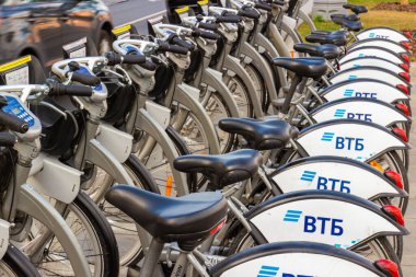 Moskova, Rusya - 20 Ağustos 2020: Moskova 'da bisiklet kiralama istasyonu. VTB Bank reklamı olan bir sıra bisiklet..
