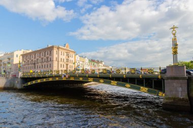Saint Petersburg, Rusya - 13 Ağustos 2020: St. Petersburg 'daki Fontanka nehri üzerindeki Panteleymonovsky Köprüsü yaz manzarası