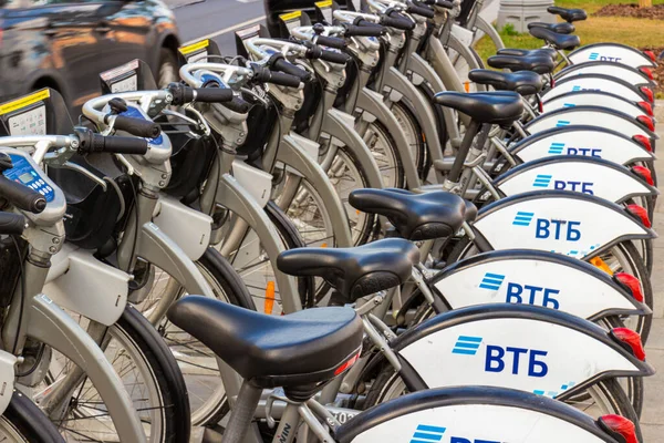Moskova, Rusya - 20 Ağustos 2020: Moskova 'da bisiklet kiralama istasyonu. VTB Bank reklamı olan bir sıra bisiklet..