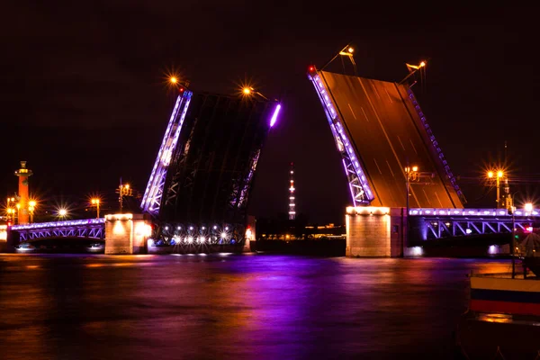 Vista Noturna Colorida Abertura Ponte Levadiça Palácio São Petersburgo Rússia — Fotografia de Stock