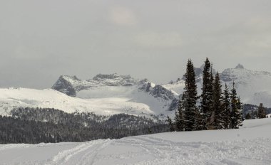 Uyuyan Sayan 'ın doğal Park Ergaki' deki kış manzarası, Batı Sayan dağları, Sibirya, Rusya. Dağlarda bulutlu kış havası