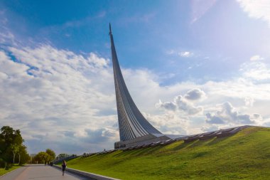 Moskova, Rusya - 19 Ağustos 2020: Moskova 'daki VDNH veya ENEA' da Uzayın Fatihleri Anıtı. Kozmonotlar Müzesi popüler bir turizm simgesidir.