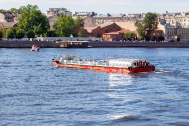 Saint Petersburg, Rusya - 14 Ağustos 2020: Kırmızı gezi teknesi - Saint Petersburg 'da Neva nehrinden atlayın.