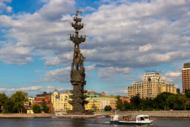 Moskova, Rusya - 20 Ağustos 2020: Moskova 'daki Moskva nehrinde Büyük Peter' ın heykeli. Gürcü tasarımcı Zurab Tsereteli tarafından