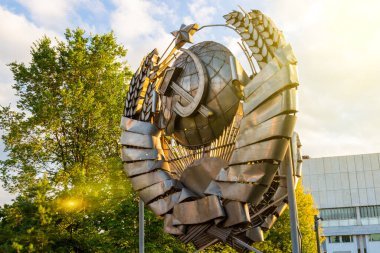 Moskova, Rusya - 20 Ağustos 2020: 1970 'lerde Stepan Shchekotikhin' in Muzeon Park of Arts veya Fallen Monument Park 'ındaki SSCB arması. SSCB heykelinin bir parçası. Dünyanın kalesi.