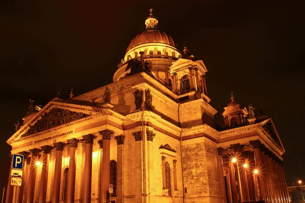 ストリートランプの黄色の光の中でサンクトペテルブルク ロシアの聖イサク大聖堂やIsakievskiyソボールの夜景 — ストック写真
