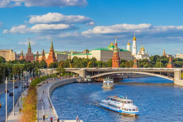 Moskova, Rusya - 20 Ağustos 2020: Moskova Kremlin ve Moskva nehrinin güneşli manzarası. Yazın tarihi şehir merkezi. Klasik şehir posta kartı..