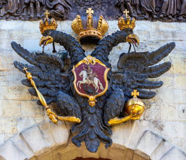 Peter Gate 'deki çift başlı kartal ve Saint Petersburg, Rusya' daki Paul Kalesi. Rus İmparatorluğunun arması.