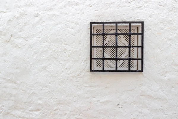 Ventana Pequeña Cerrada Con Rejilla Hierro Pared Piedra Blanca Casa — Foto de Stock