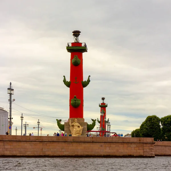 Φωτεινές Κόκκινες Στήλες Του Rostral Στην Αγία Πετρούπολη Ρωσία Συννεφιασμένη — Φωτογραφία Αρχείου