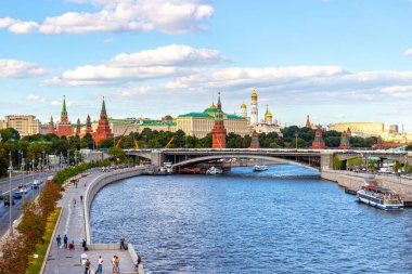 Moskova, Rusya - 20 Ağustos 2020: Moskova Kremlin ve Bolşoy Kamenny Köprüsü 'nün Moskva nehri üzerindeki klasik manzarası. Moskova 'nın tarihi merkezi. Rusya 'nın başkentinden popüler şehir haritası.