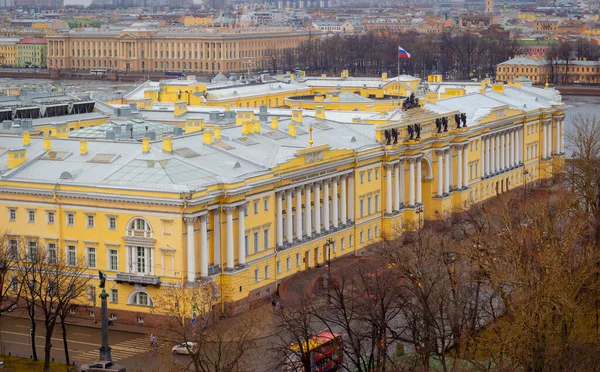 St. Petersburg 1829-1834 senatosunun tarihi binasının manzarası. Şimdi de Rusya Federasyonu Anayasa Mahkemesi. Çeviri: Boris Yeltsin Başkanlık Kütüphanesi.