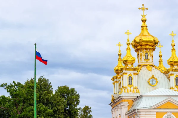 Petergof São Petersburgo Rússia Agosto 2020 Acenando Com Bandeira Russa — Fotografia de Stock