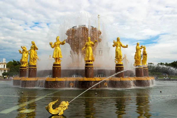 Moskau Russland August 2020 Völkerfreundschaft Ist Der Goldene Brunnen Auf — Stockfoto