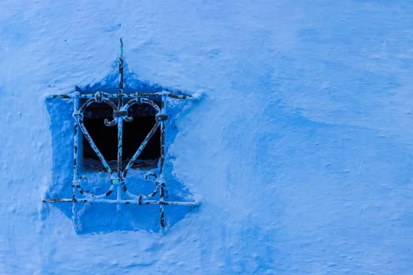 Закрытое Маленькое Окно Железной Решеткой Синей Каменной Стене Традиционный Дом — стоковое фото