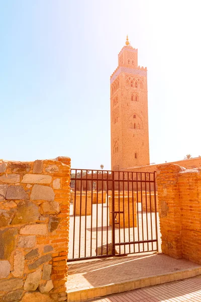 モロッコのマラケシュにあるクトゥビヤ モスクのミナレットと旧モスクの遺跡の日当たりの良い景色 — ストック写真