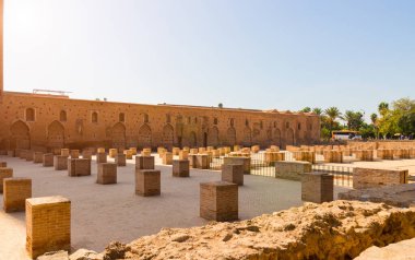 Koutoubia Camii 'nde, Marakeş' teki ilk camiinin kalıntıları var. Fas, Kuzey Afrika