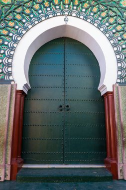 Morocco 'daki camiye giden yeşil kapı. Geleneksel Fas tarzı giriş kapısı tasarımı