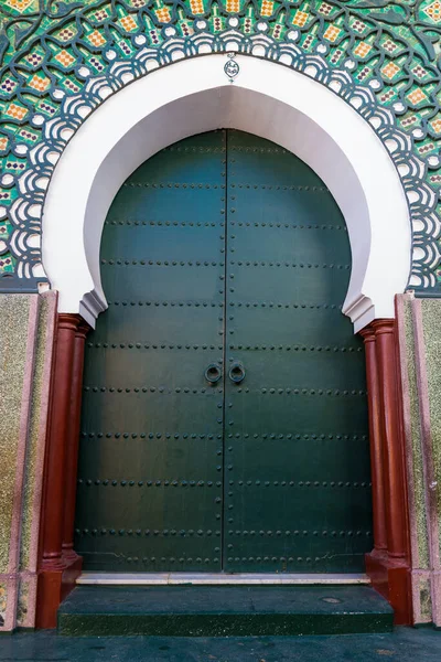 Morocco 'daki camiye giden yeşil kapı. Geleneksel Fas tarzı giriş kapısı tasarımı