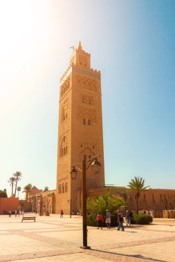 Marakeş, Fas - 12 Ekim 2019: Marakeş, Fas 'ta sıcak bir günde Kutubiyya Camii' nin güneşli meydanı ve minaresi.