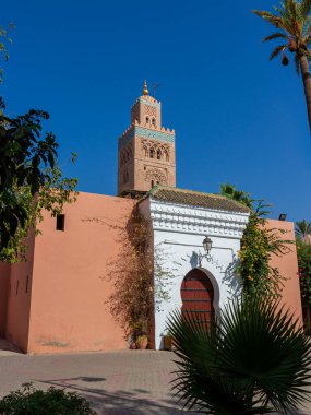 Kutubiyya Camii, Marakeş, Fas 'ın terasotta duvarında beyaz kemer. Mavi gökyüzüne karşı doğu mimarisi.